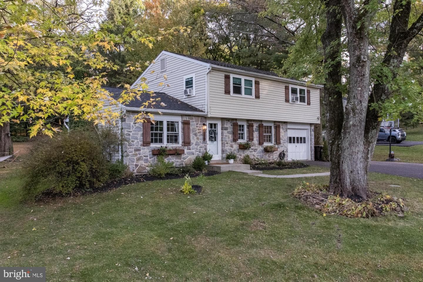 550 Ebelhare Road photo 3