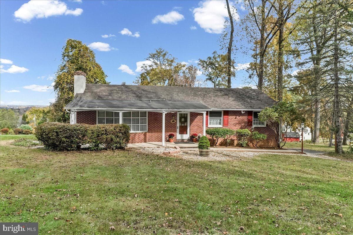 146 Hilltop Road photo 1