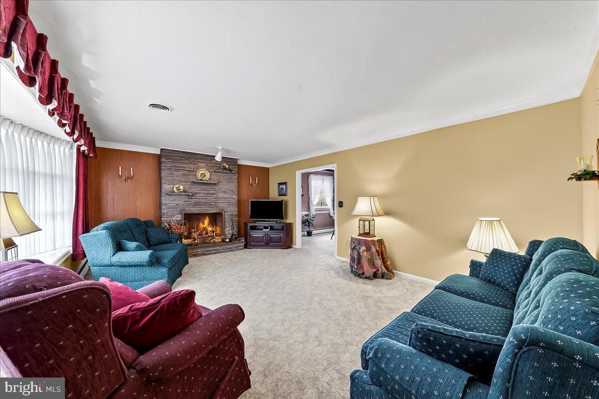 146 Hilltop Road photo 3