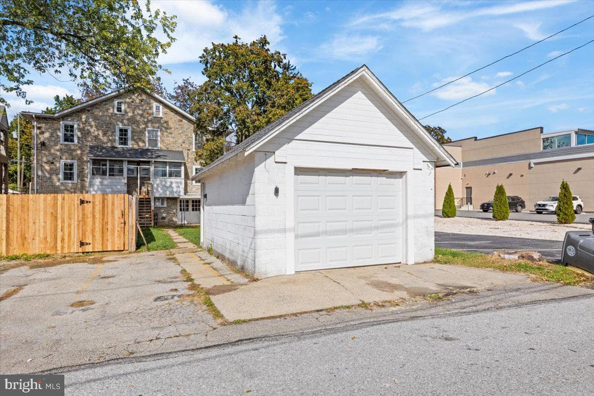 514 E Lancaster Avenue photo 27