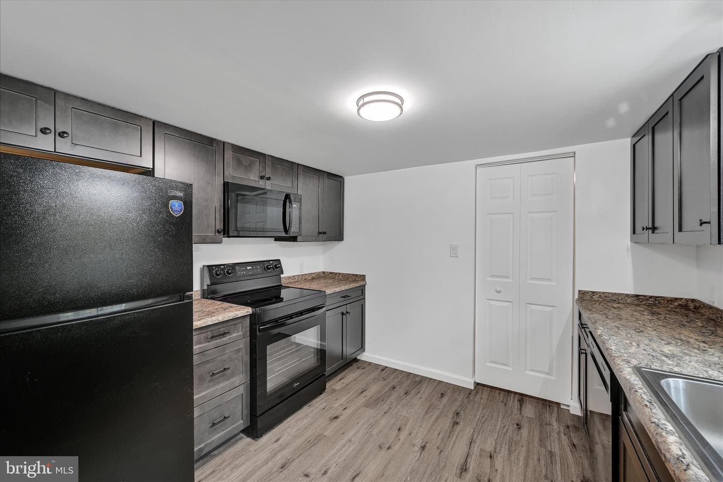 1111 Riverside Drive photo 15