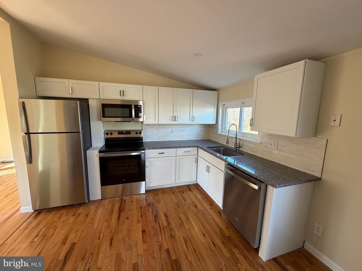 887 Aspen Avenue photo 3