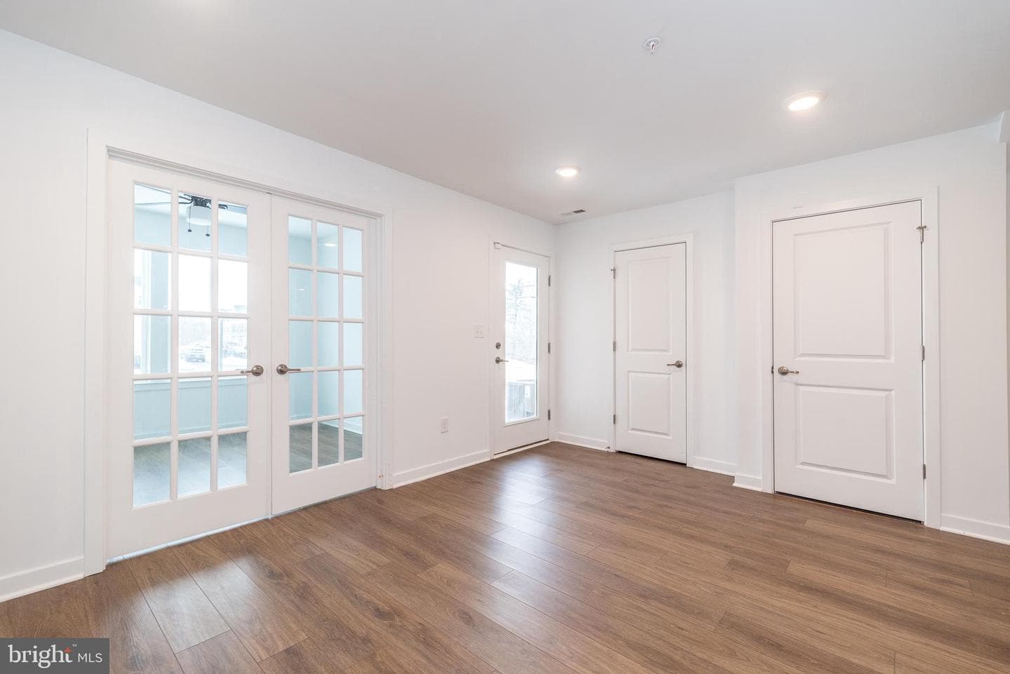 910 Magnolia Lane photo 4