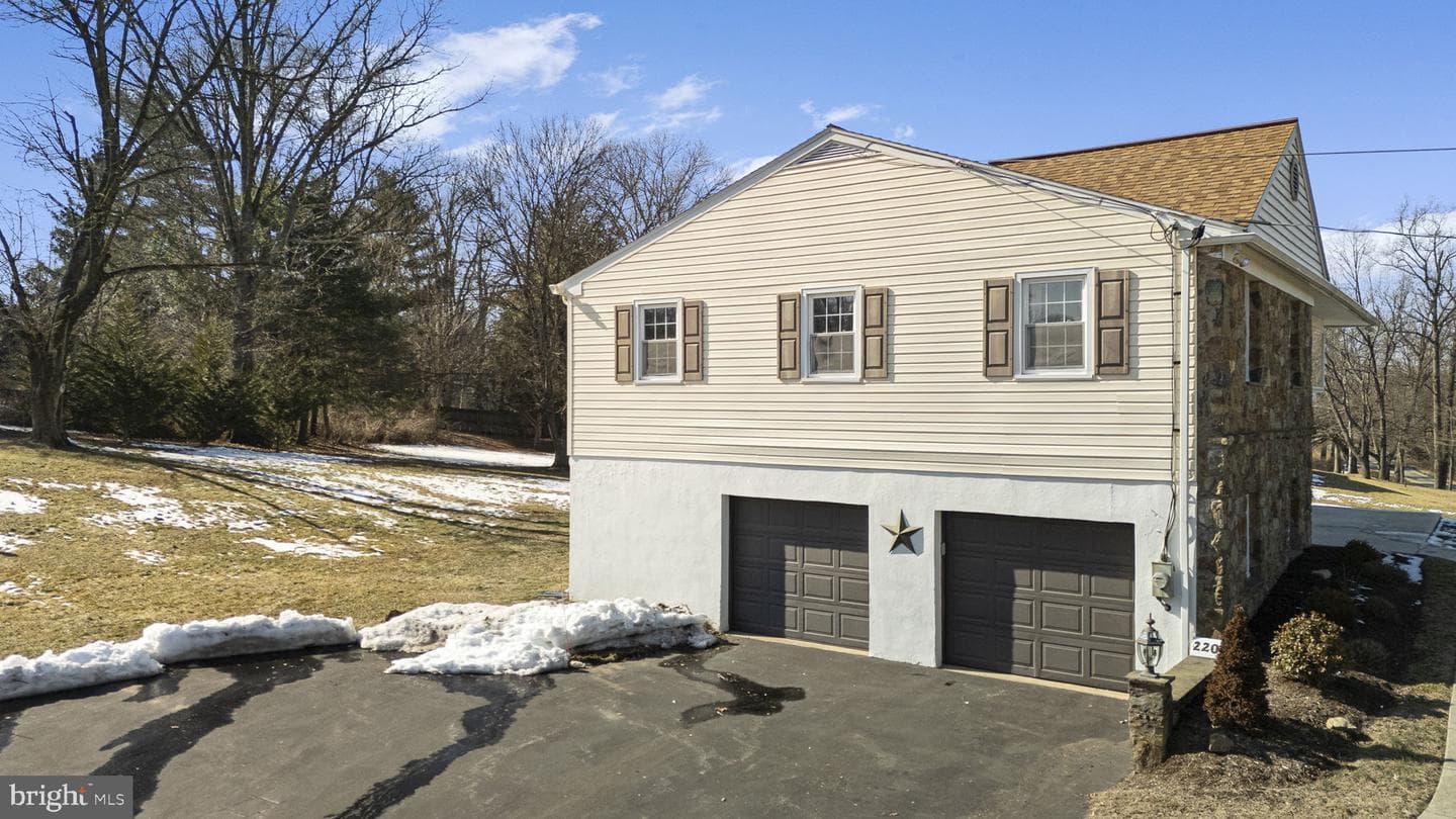 220 Coldstream Road photo 3