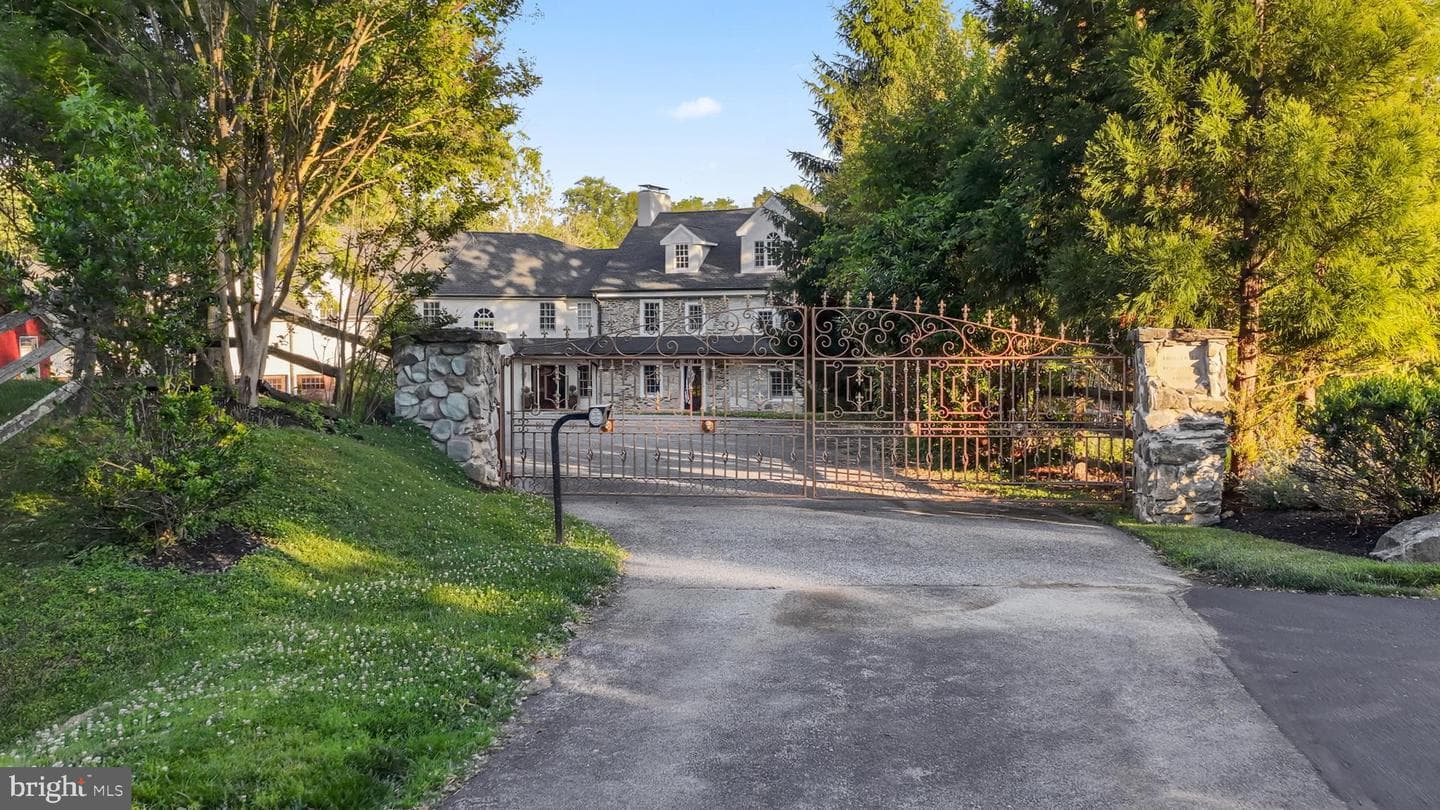 1660 Hidden Way, Malvern