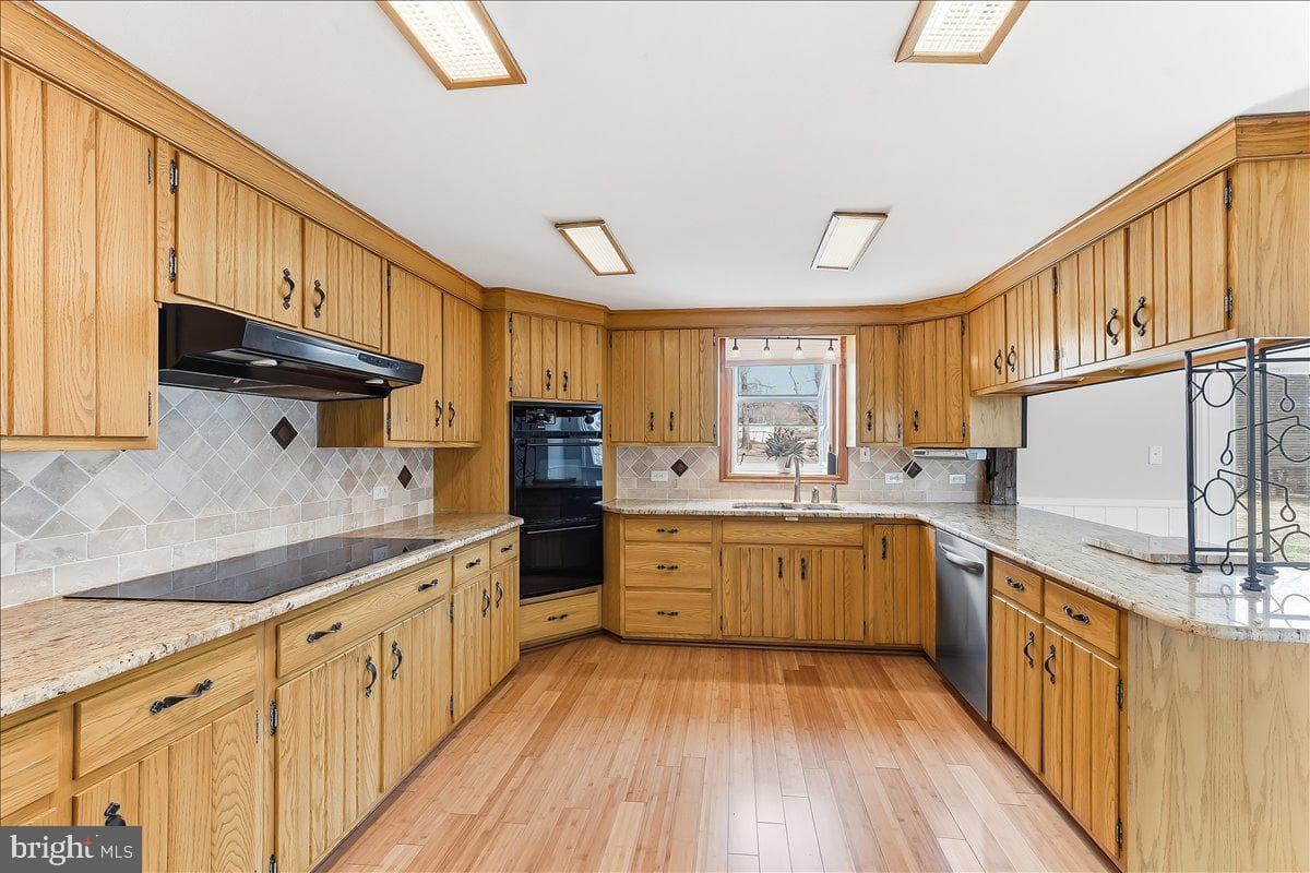 212 W Woodview Road photo 15