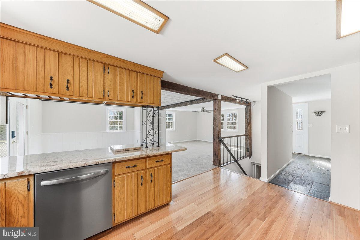 212 W Woodview Road photo 16
