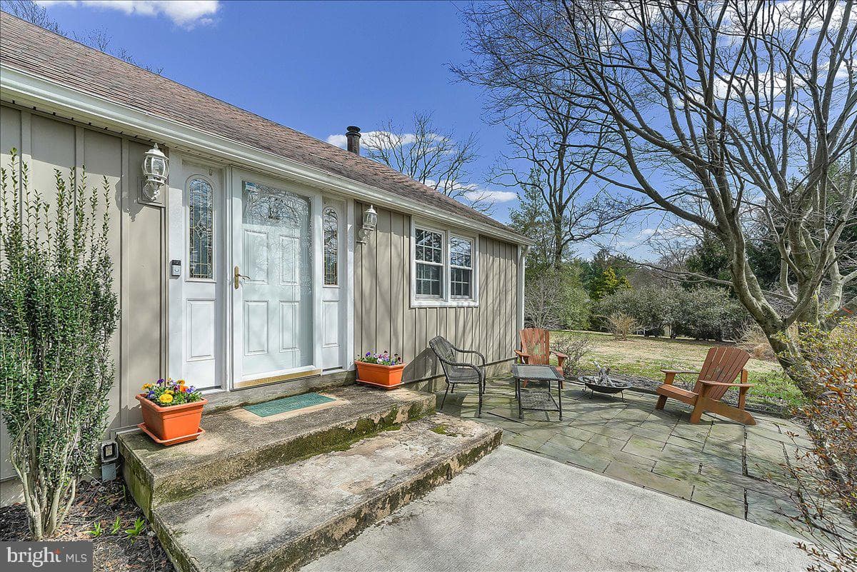 212 W Woodview Road photo 2