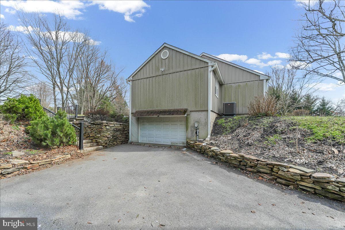 212 W Woodview Road photo 38