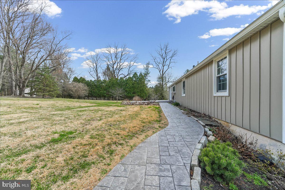 212 W Woodview Road photo 40