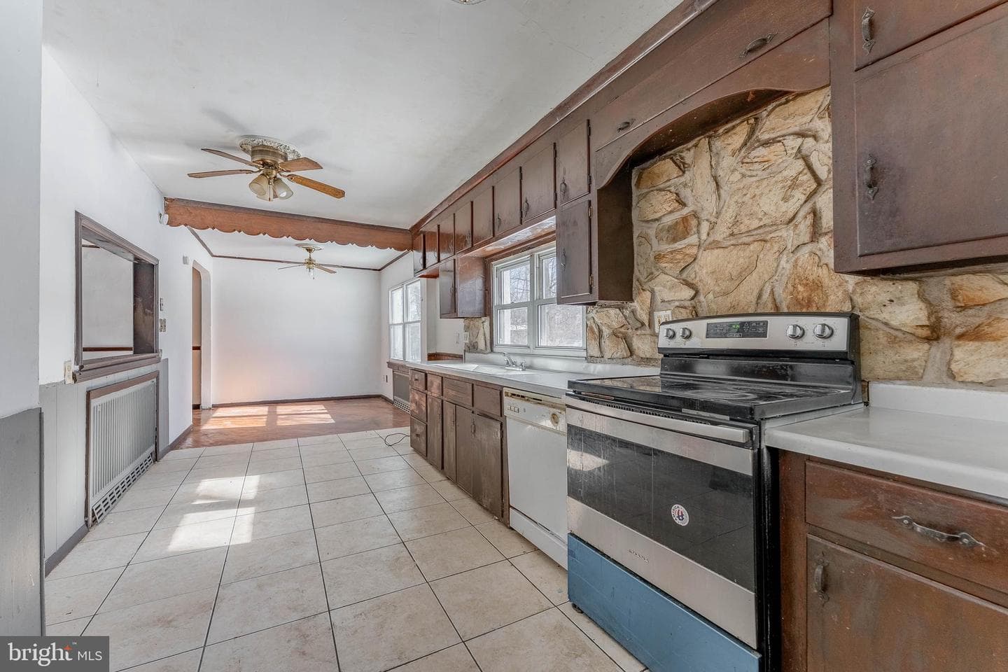 390 Mary Street photo 15
