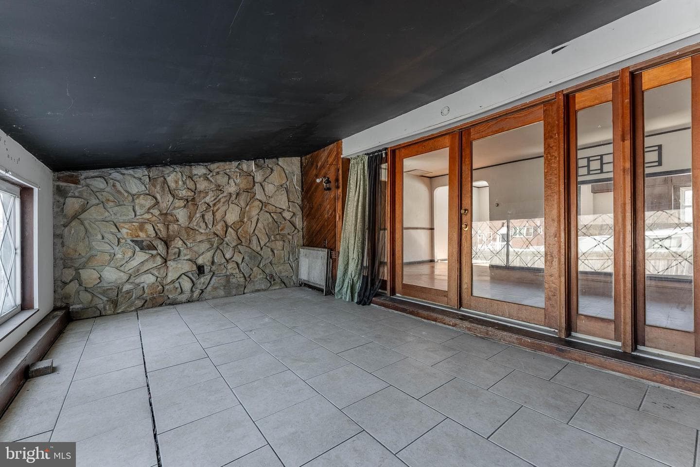 390 Mary Street photo 30