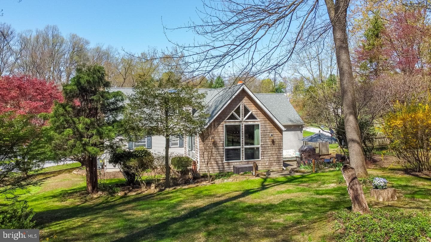 124 Columbia Drive photo 2