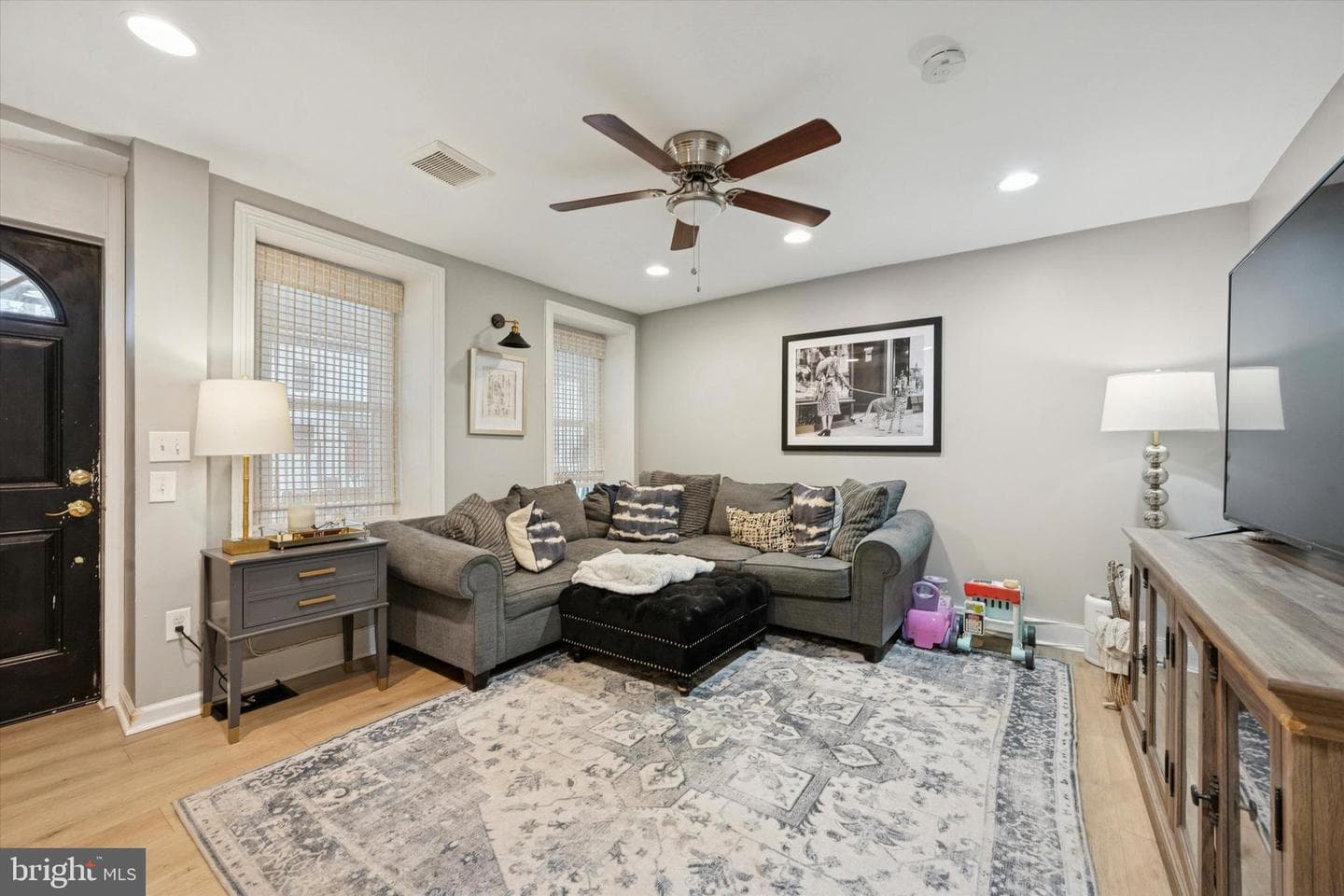 305 W Chestnut Street photo 4