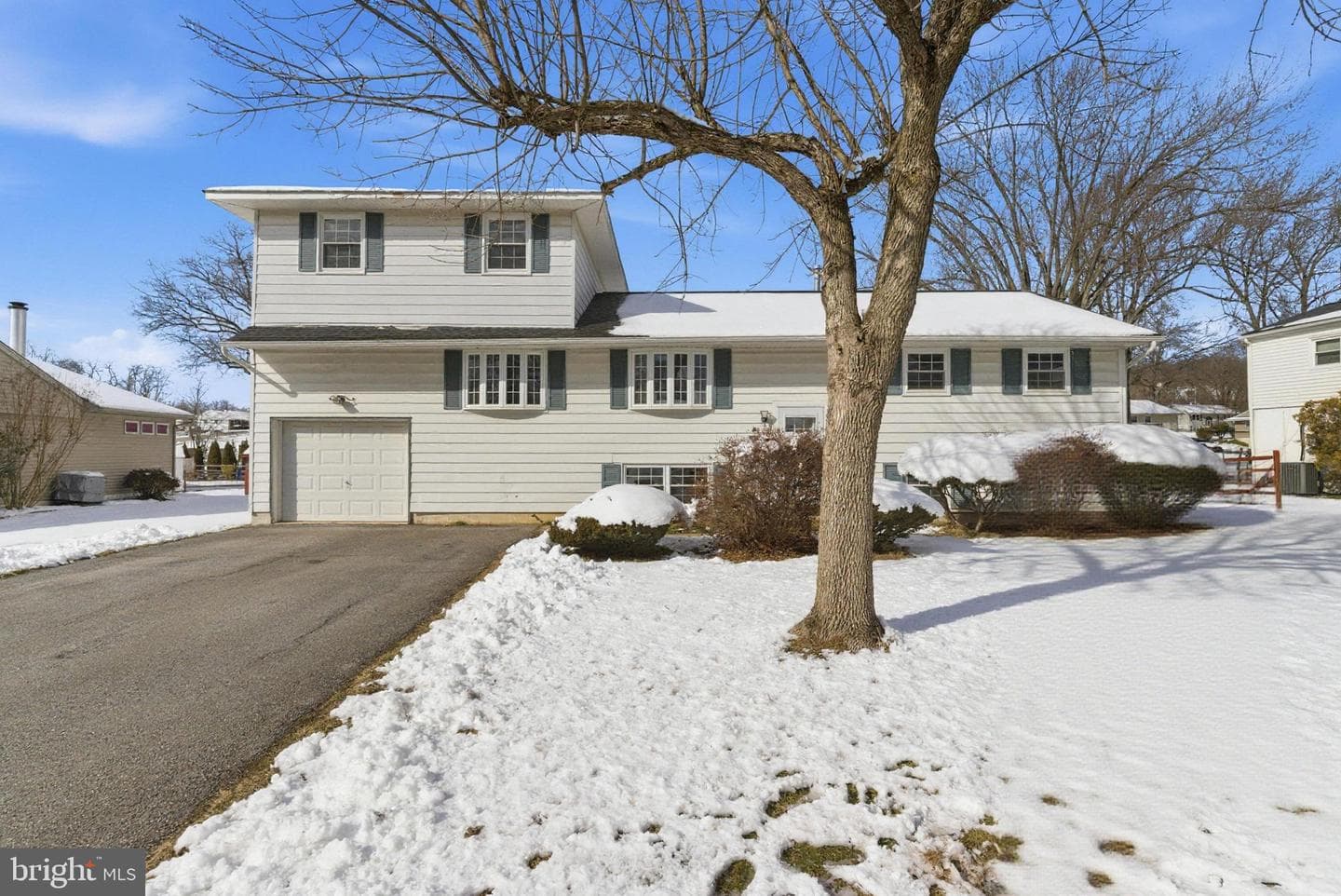 405 Sunset Drive photo 1