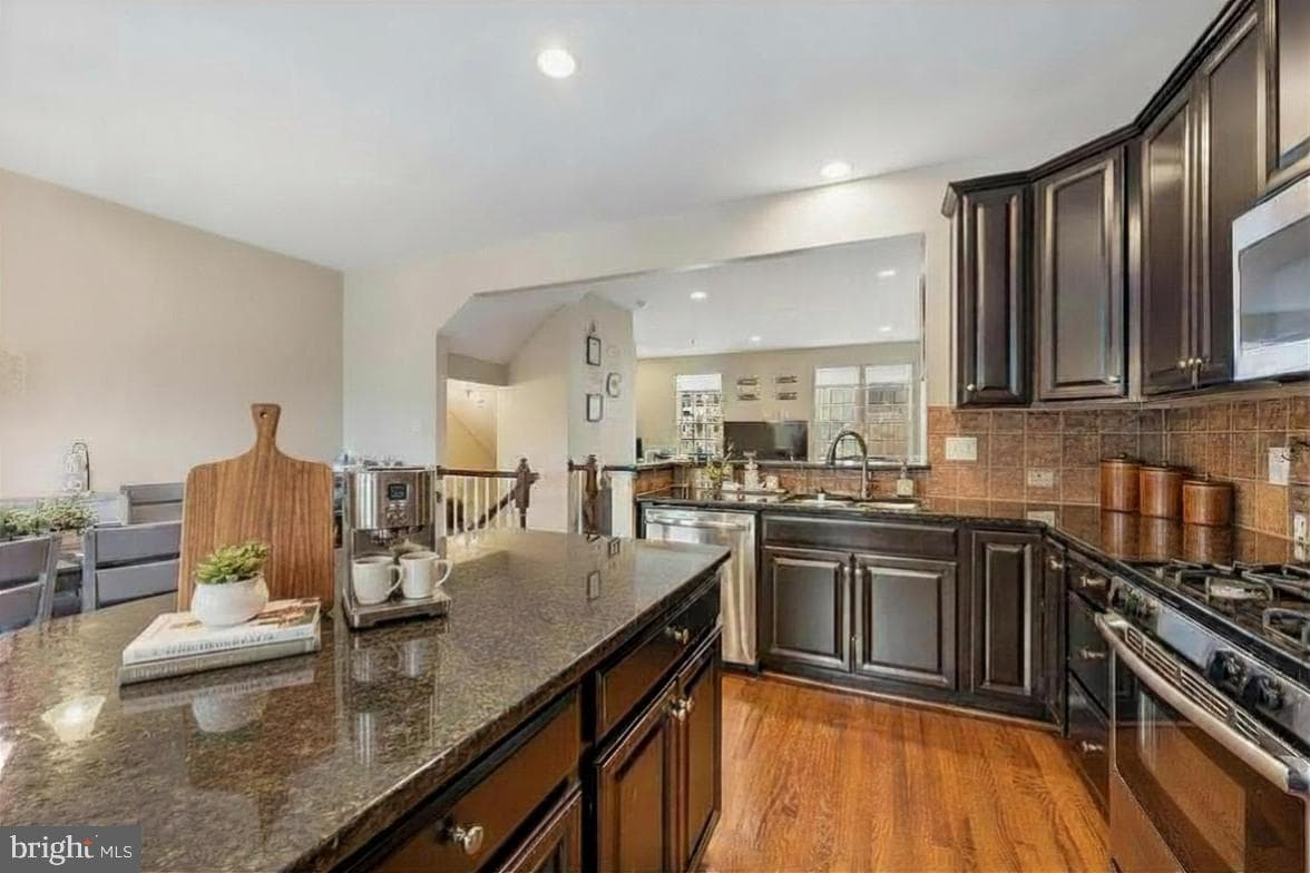 1843 Honeysuckle Court photo 3