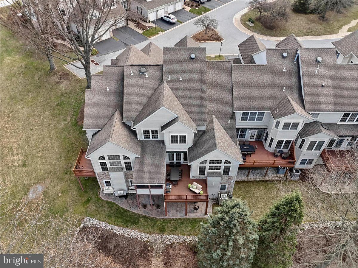 236 Greenbriar Drive photo 3