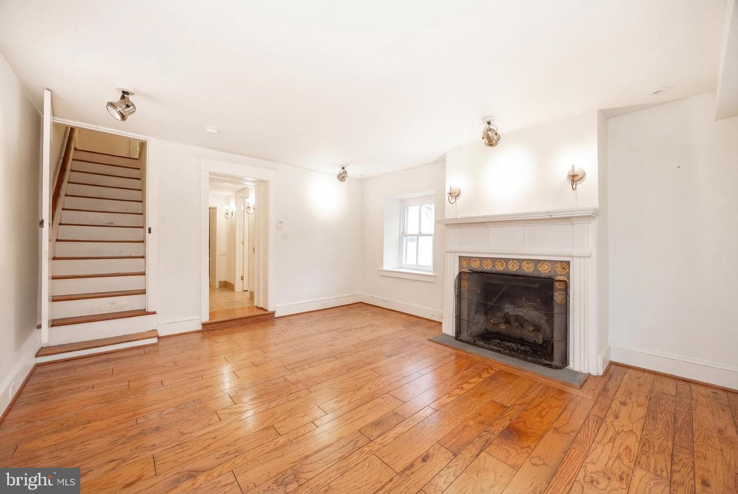 580 Reeds Road photo 9