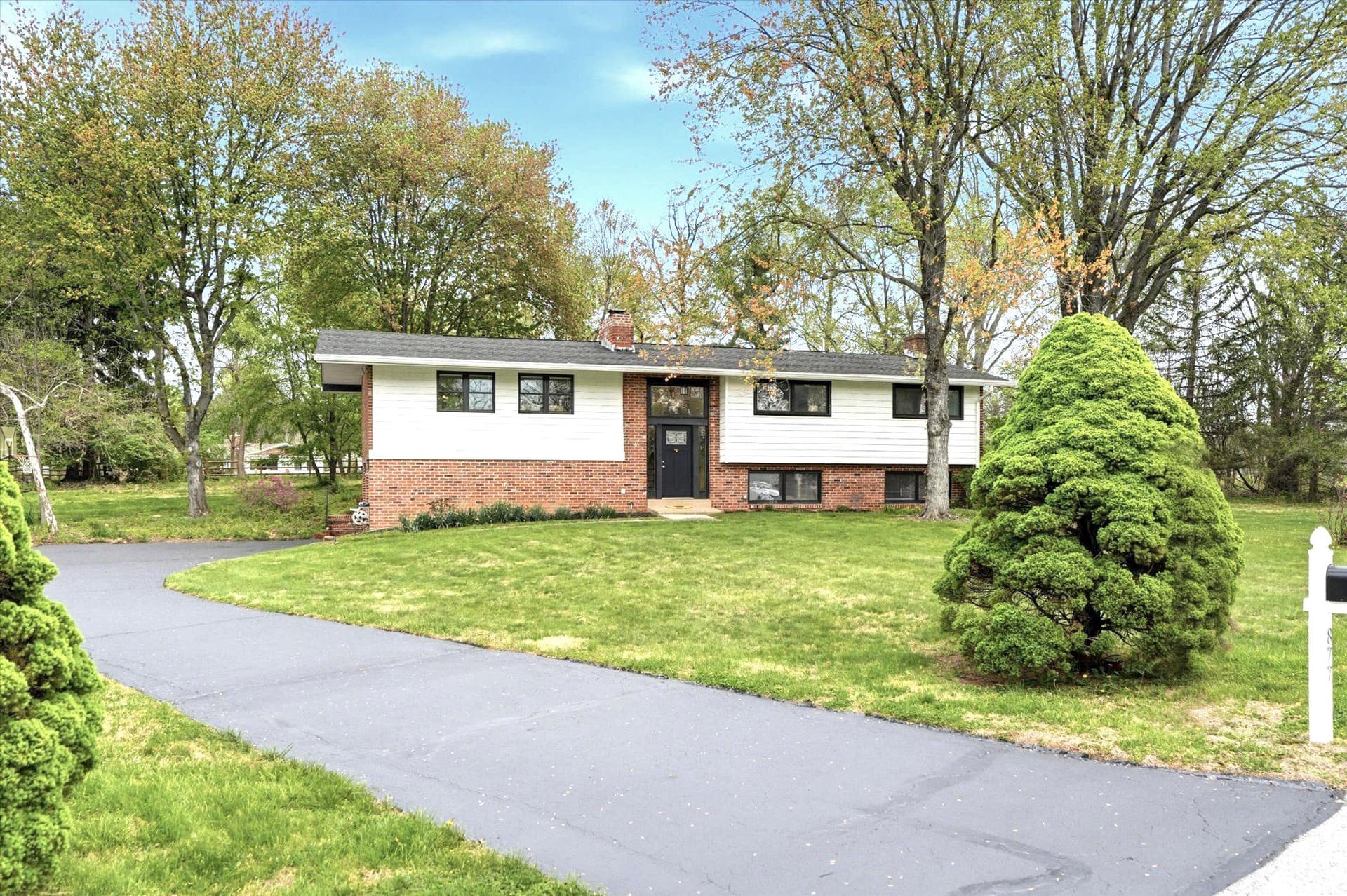 877 E Philip Drive photo 2