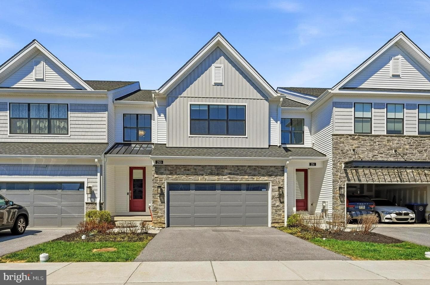 253 Iris Lane