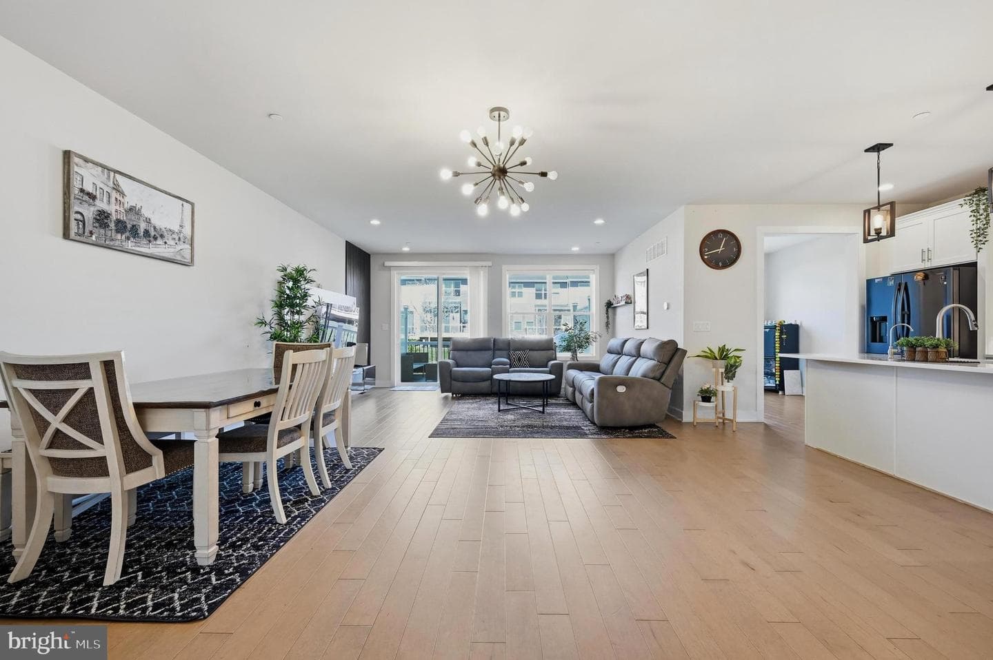 253 Iris Lane photo 4