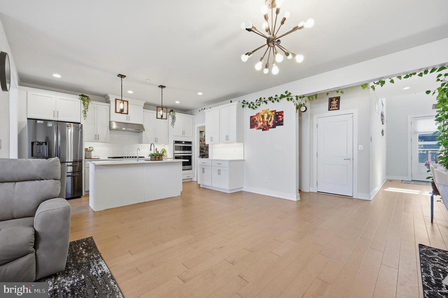 253 Iris Lane photo 9