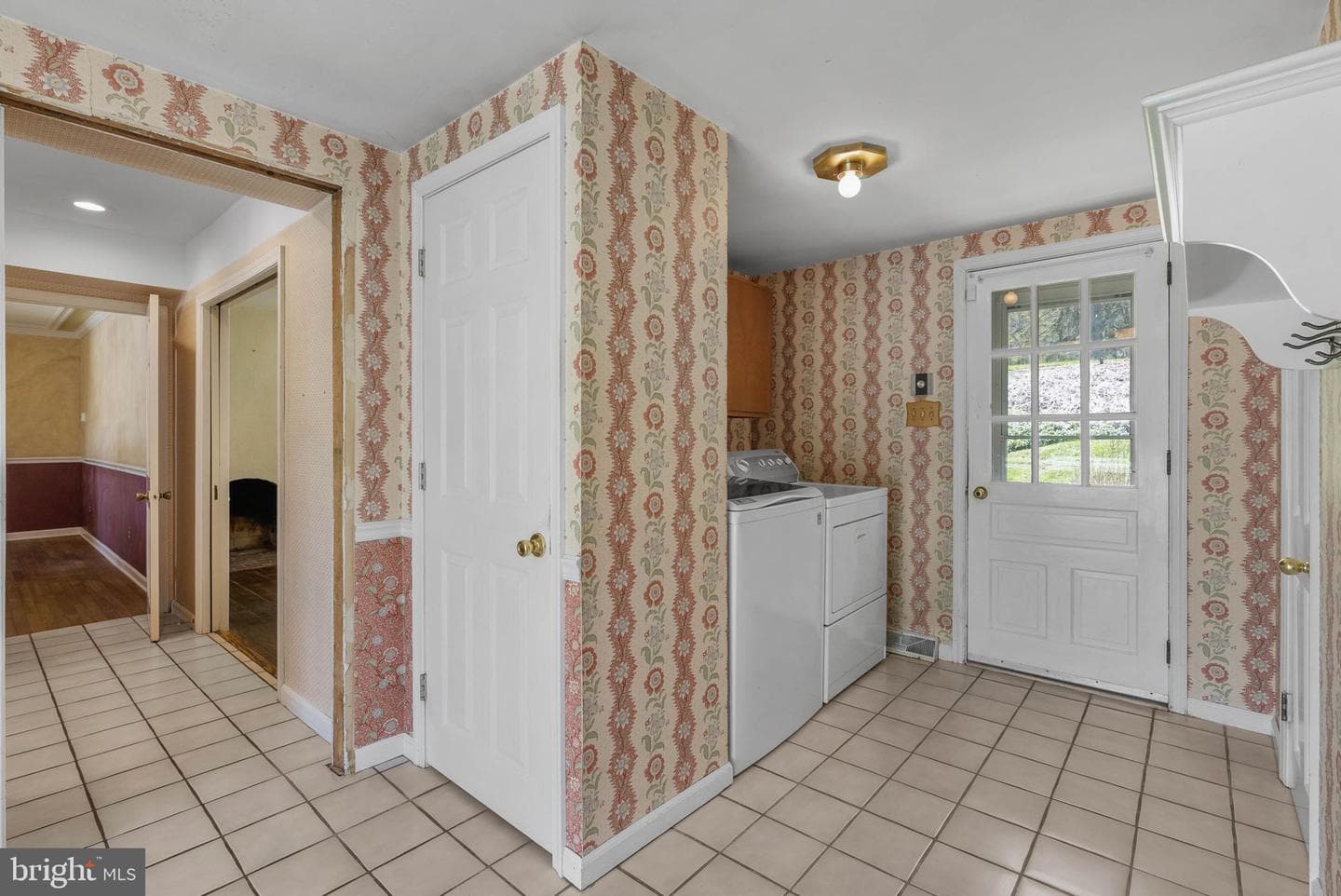 150 Continental Dr photo 18