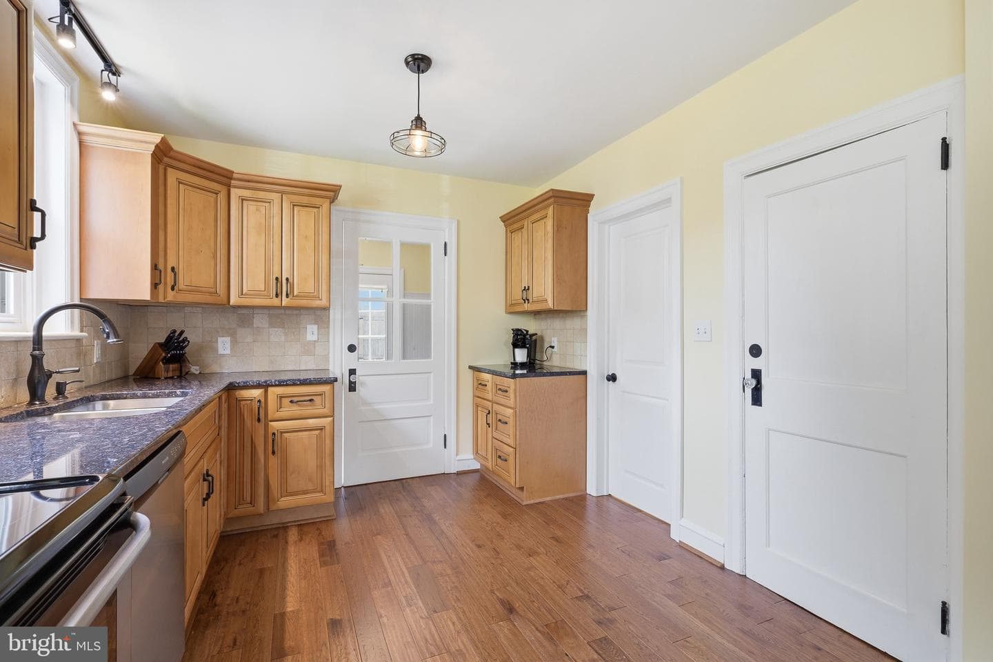 424 W Barnard Street photo 10