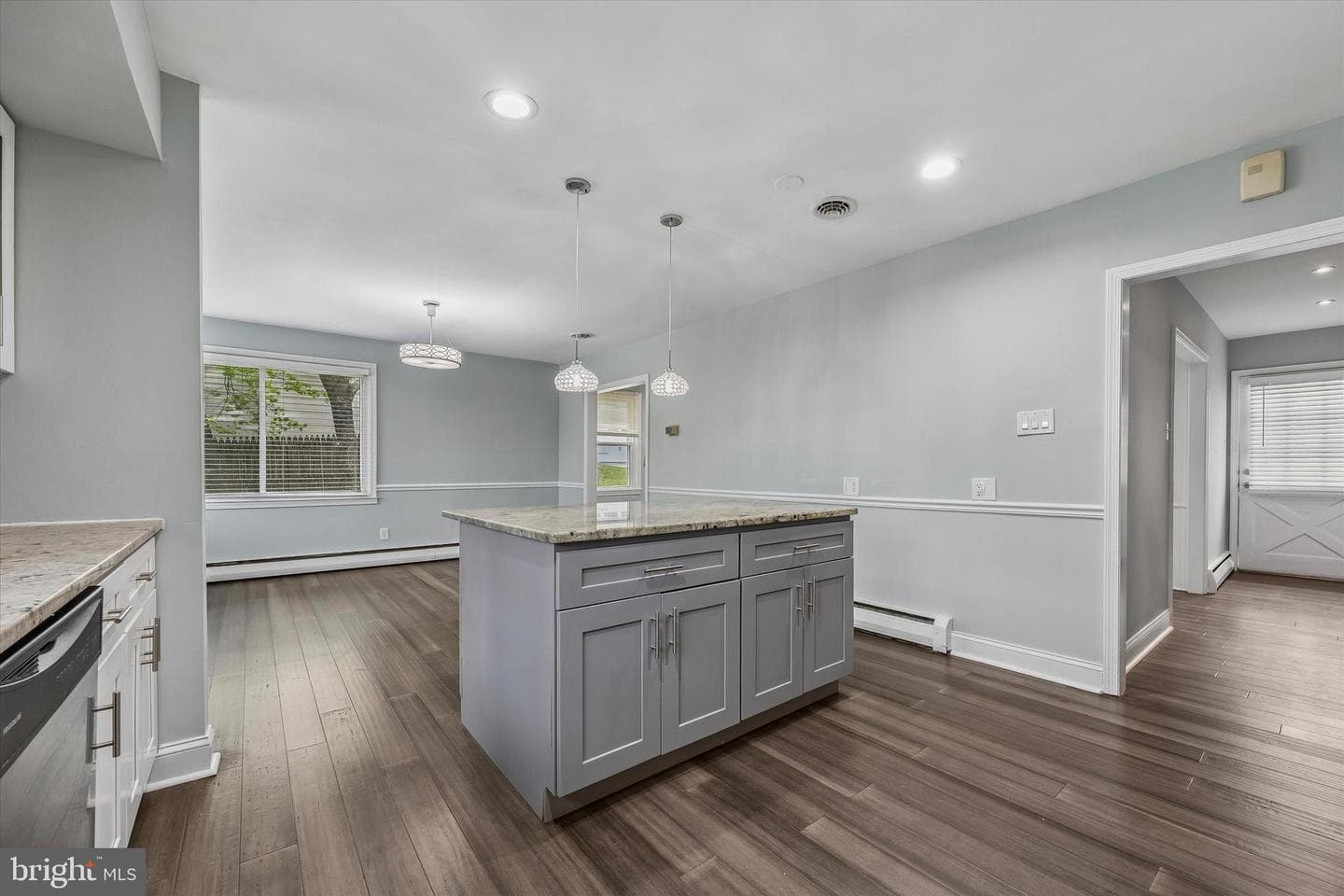 699 W Valley Road photo 12
