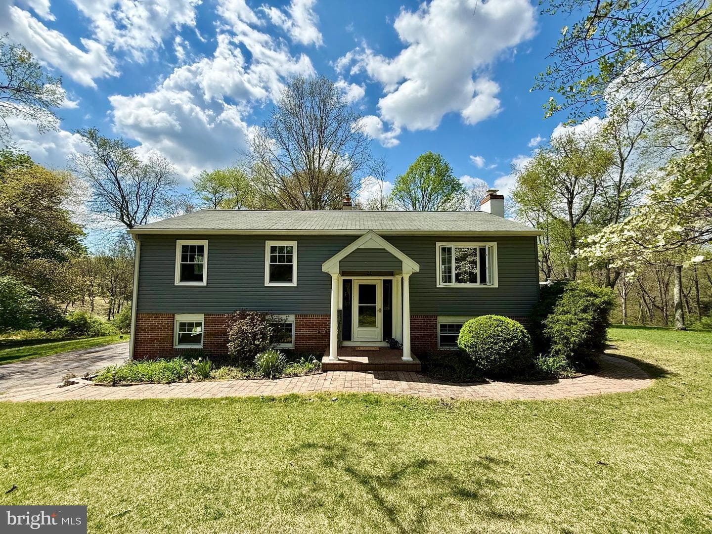 1424 Oakwood Road photo 1