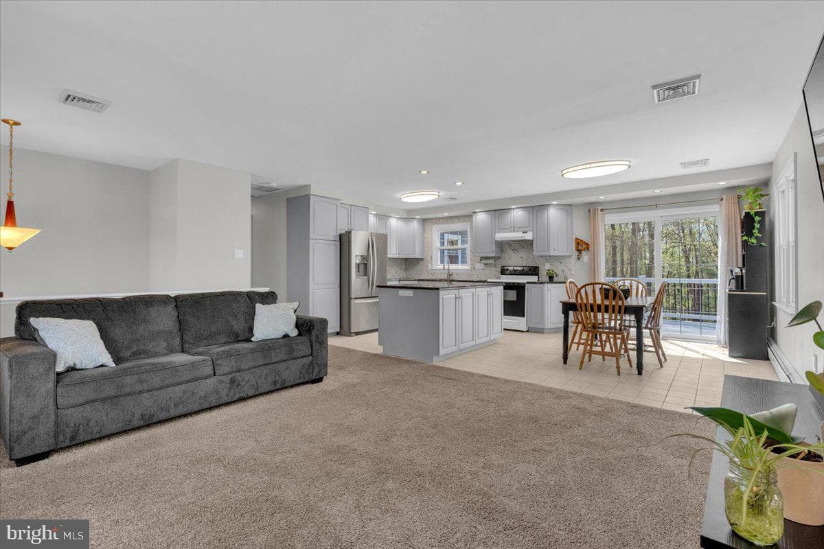1424 Oakwood Road photo 4
