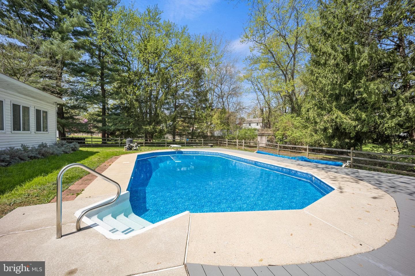 8 Locust Drive photo 5