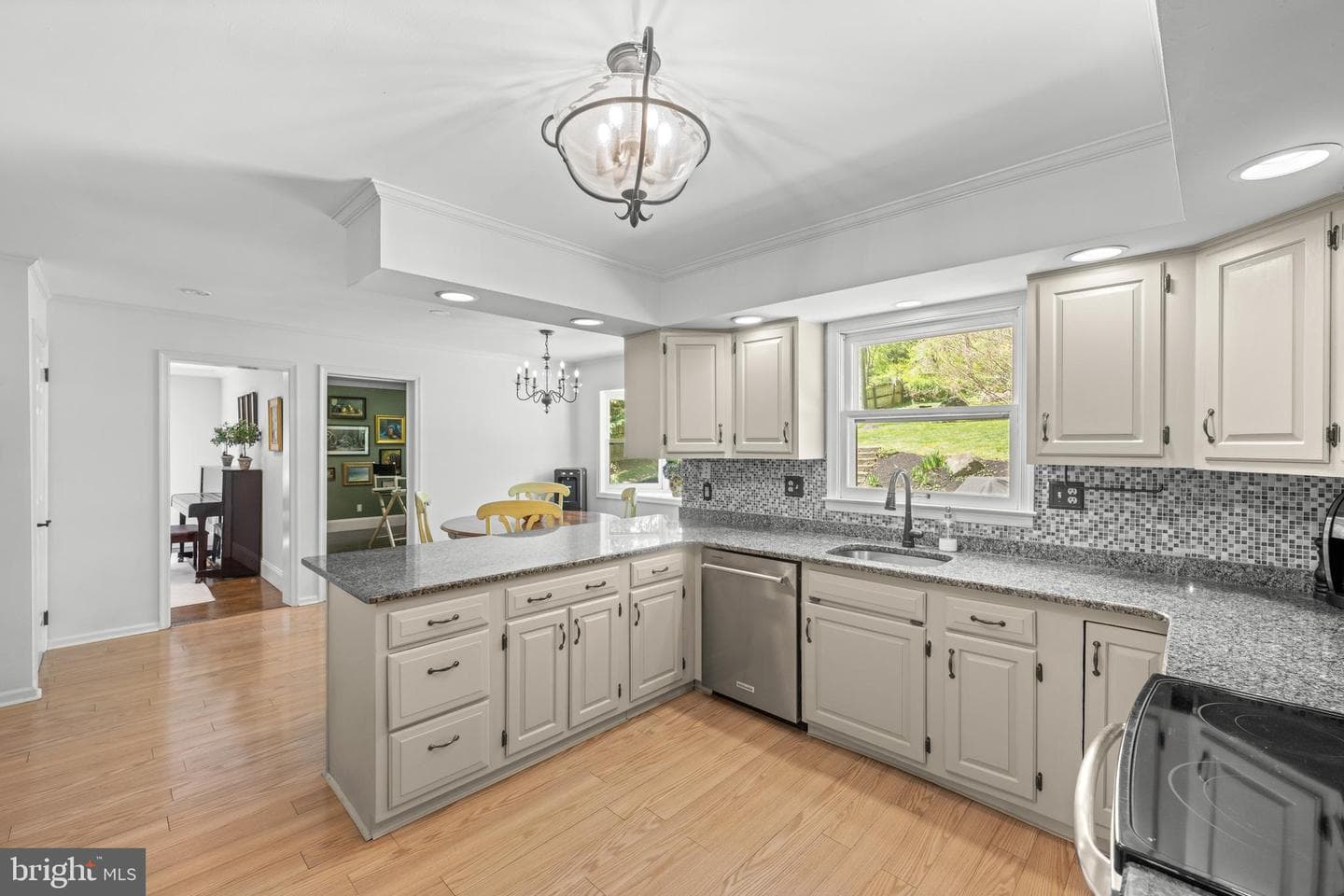 1064 Beaumont Road photo 10