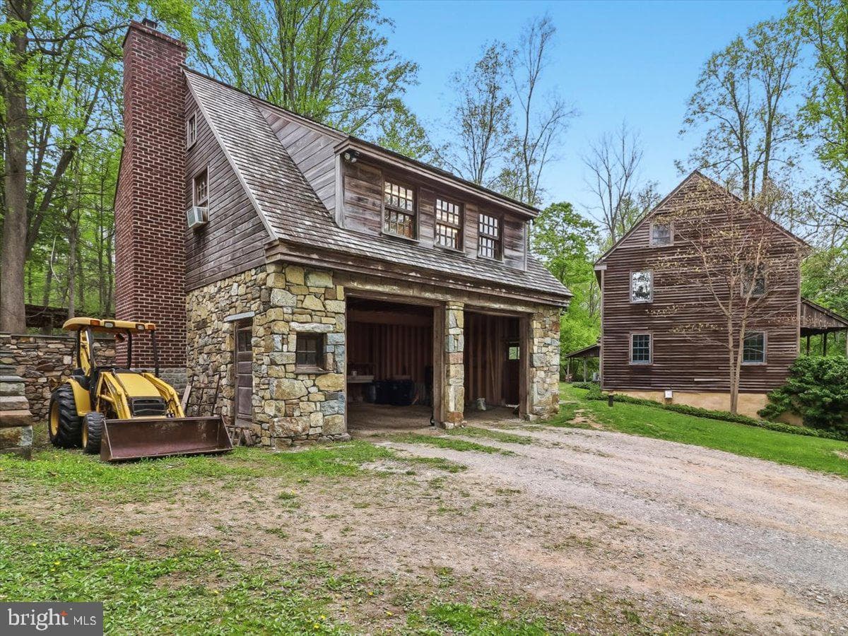 3063 Creek Road photo 5