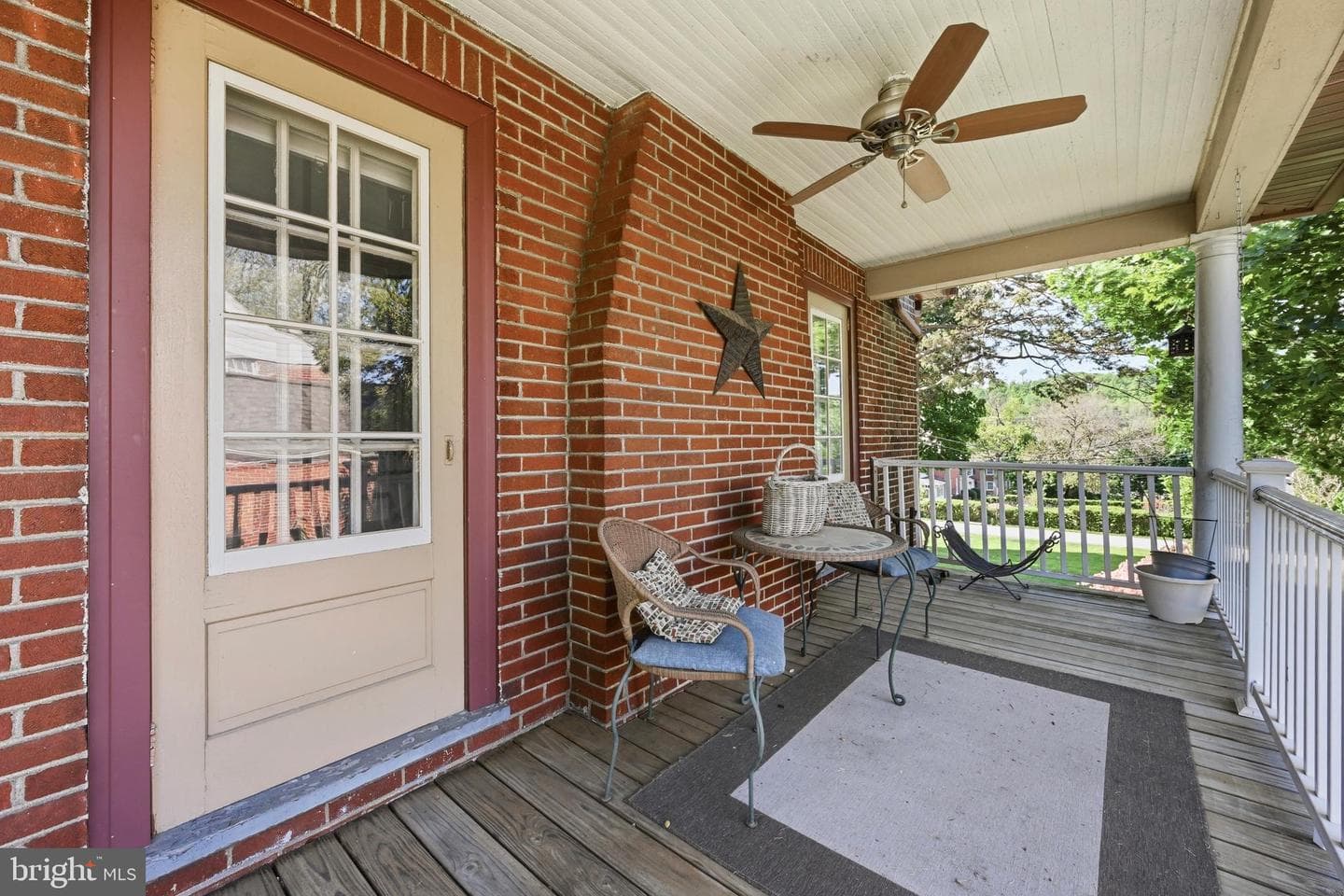 1019 Stirling Street photo 12