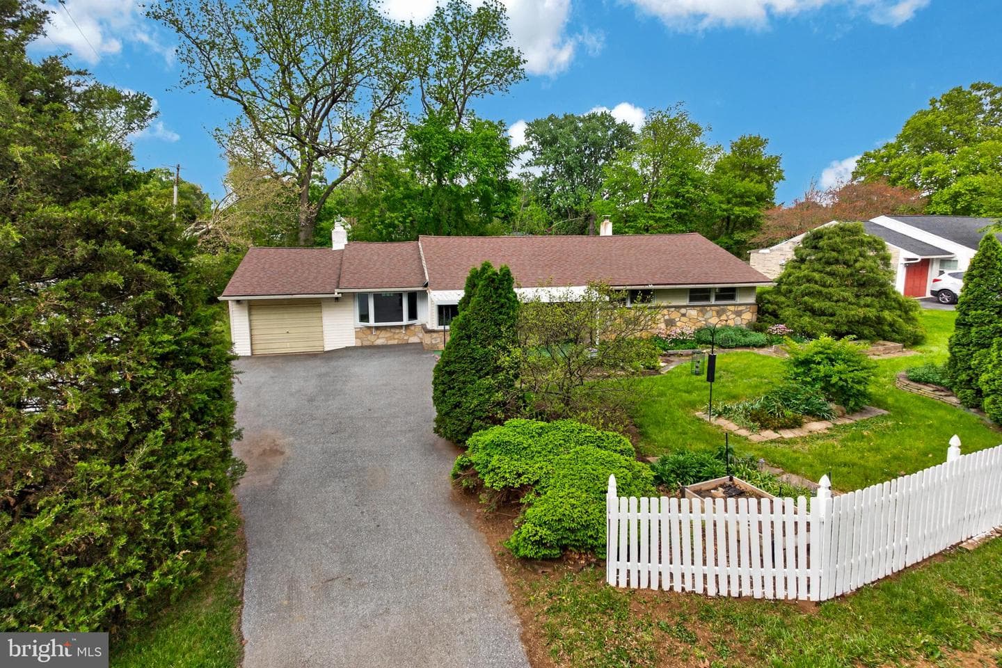 221 Hillside Drive photo 2