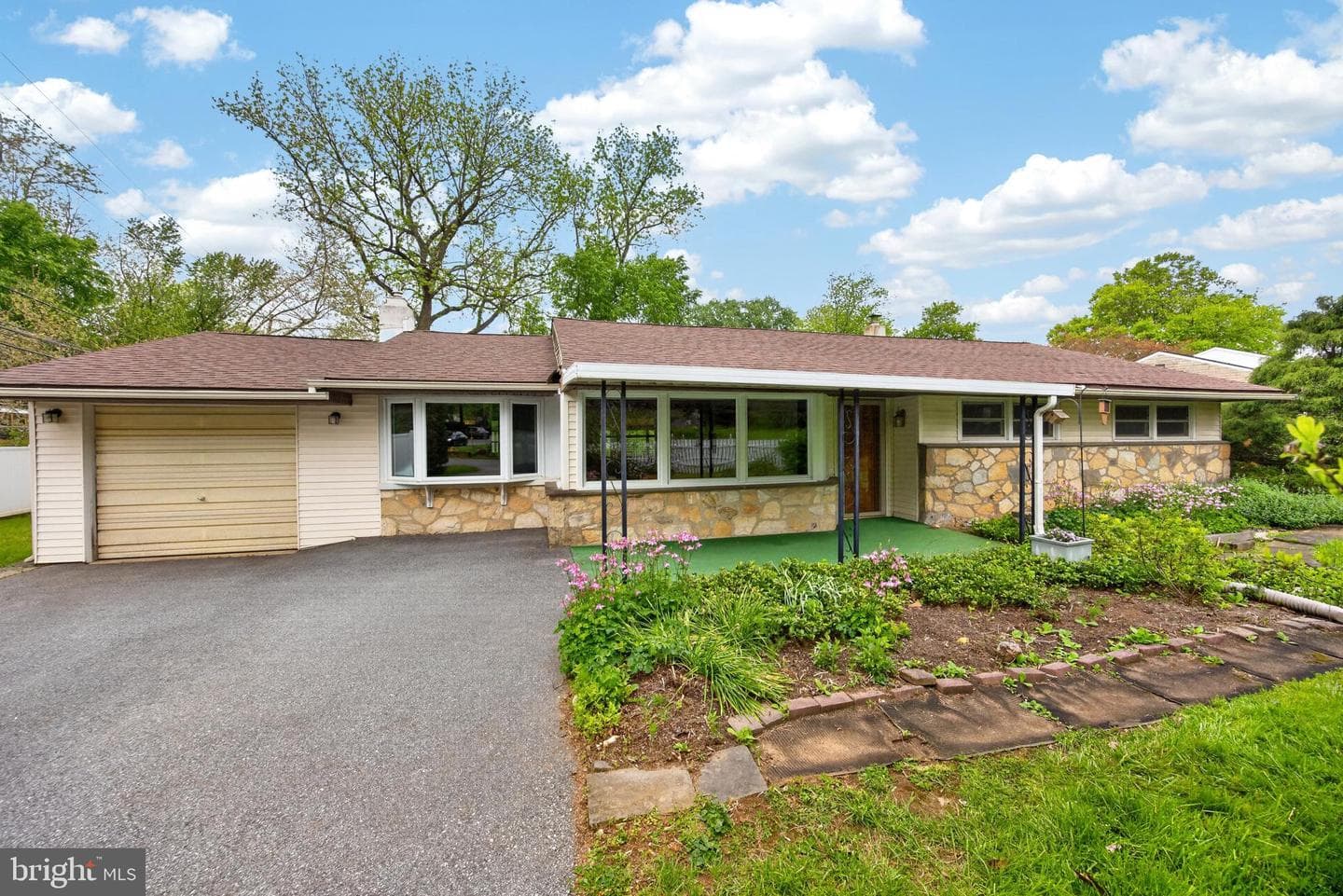 221 Hillside Drive photo 3