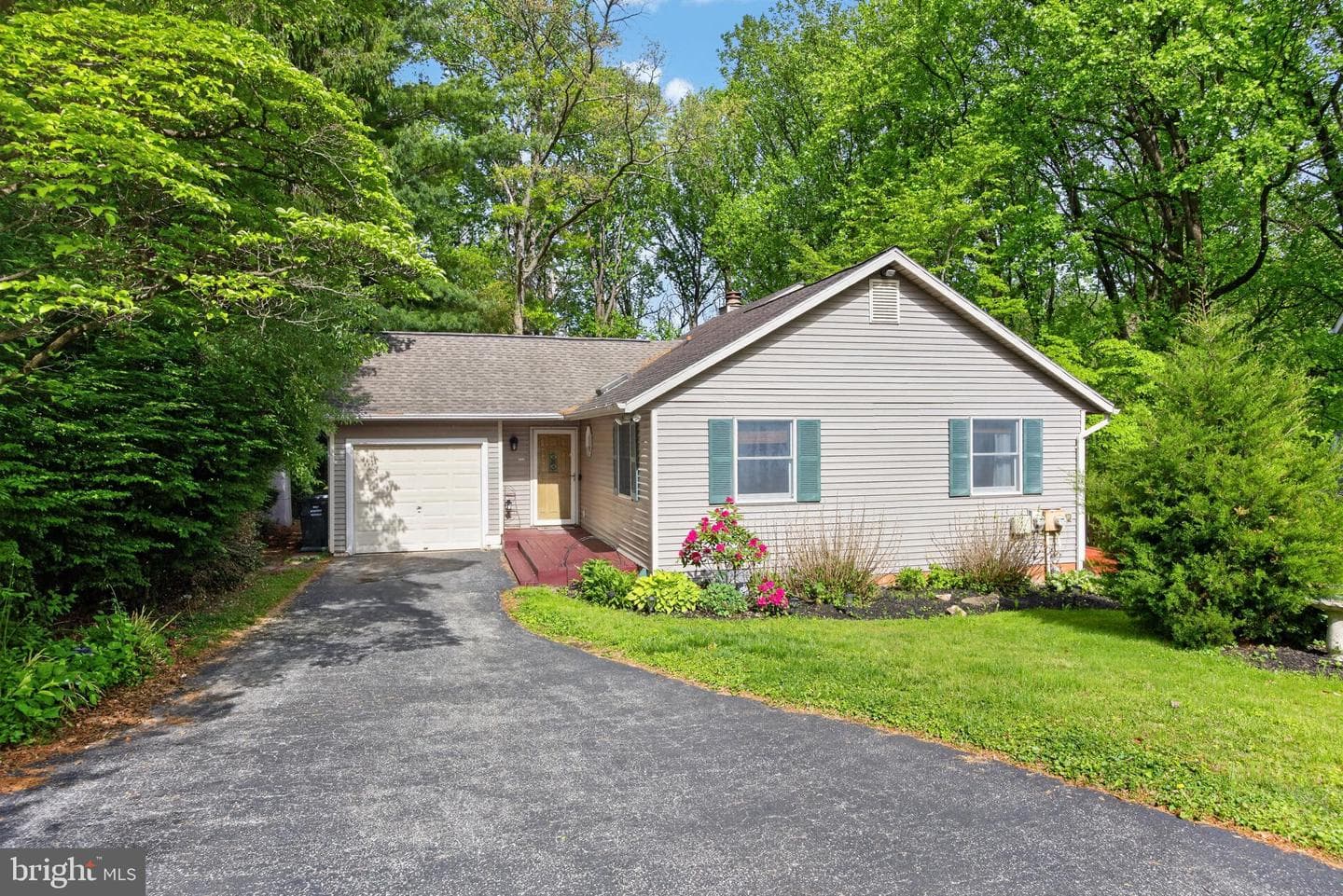 1121 Vermont Lane photo 2
