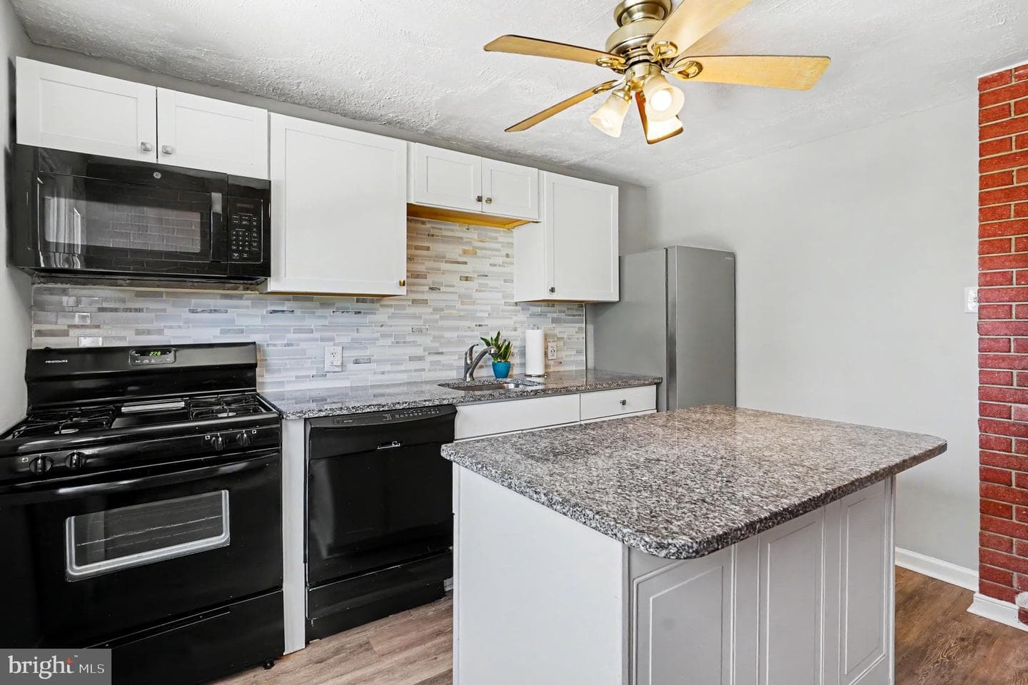 909 Woodlawn Avenue photo 11