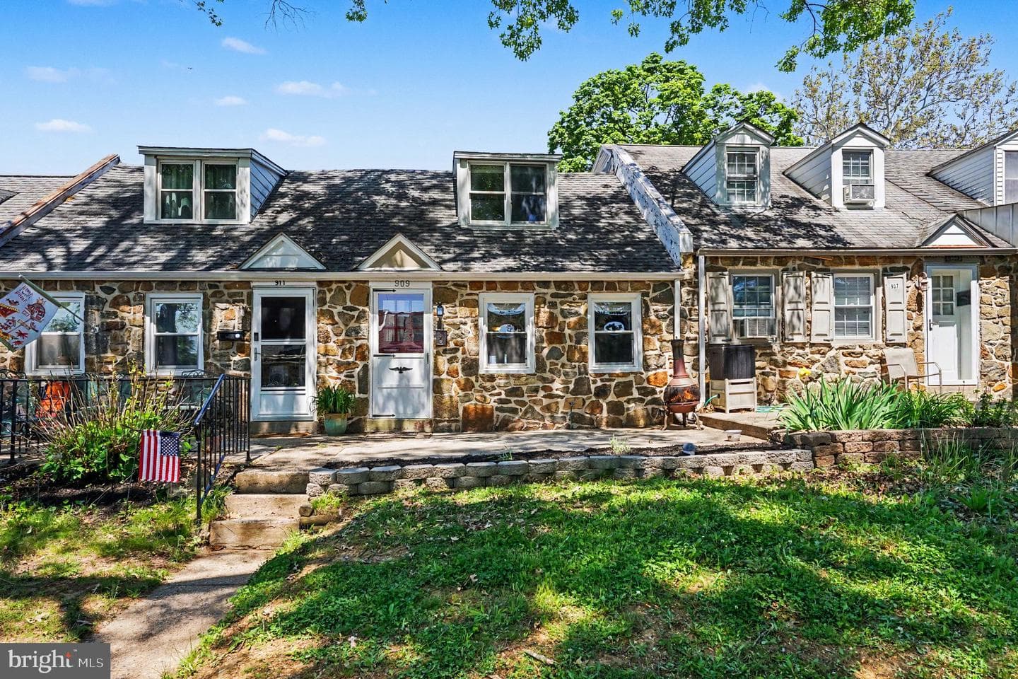 909 Woodlawn Avenue photo 2