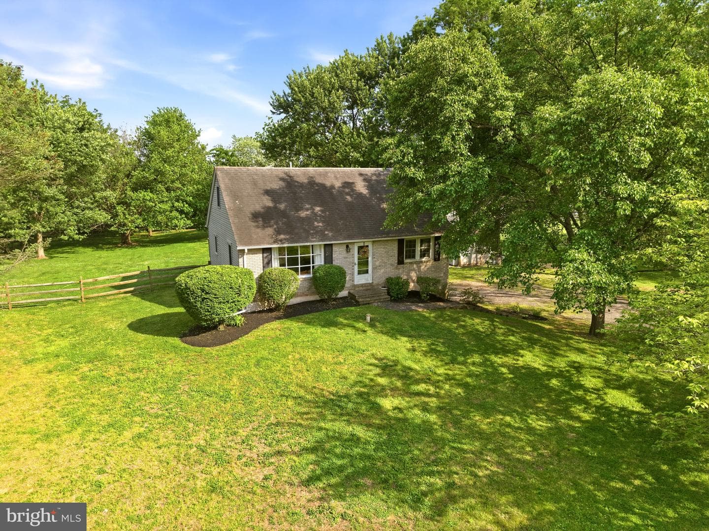 60 Roberts Circle photo 2
