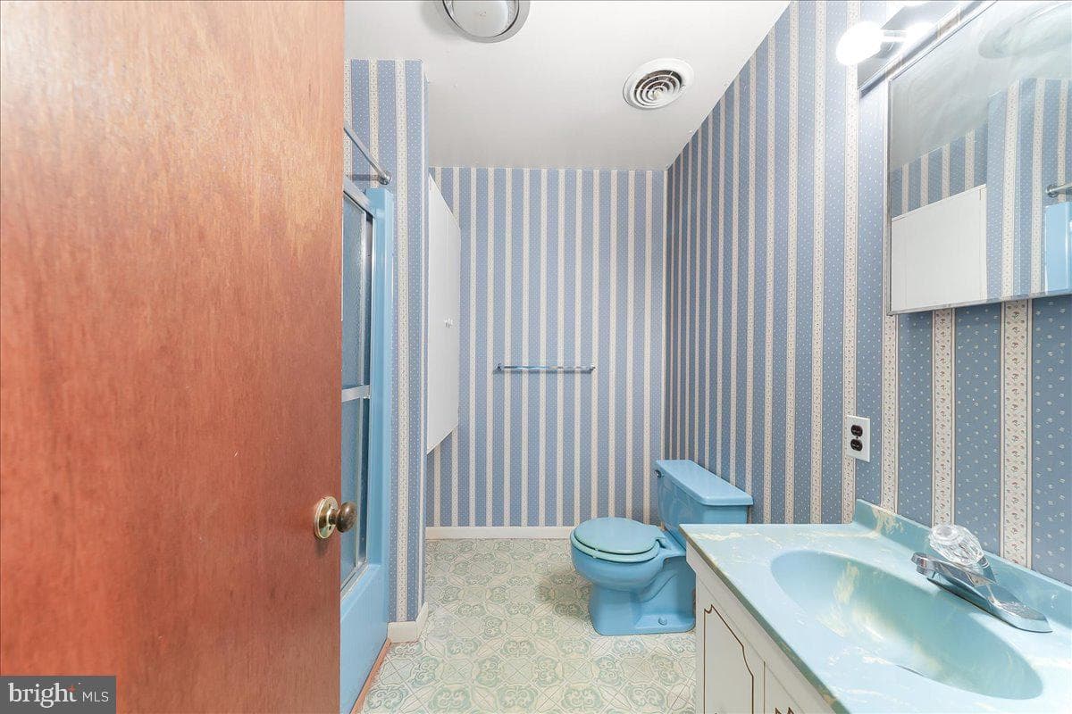 127 Governors Circle photo 16