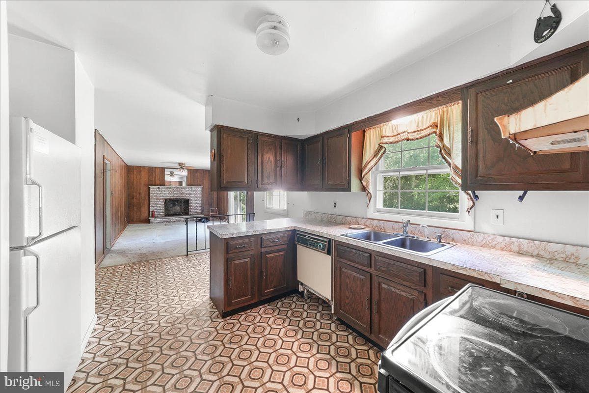 127 Governors Circle photo 4