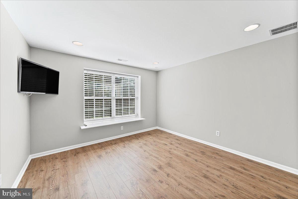 237 Deepdale Drive photo 33