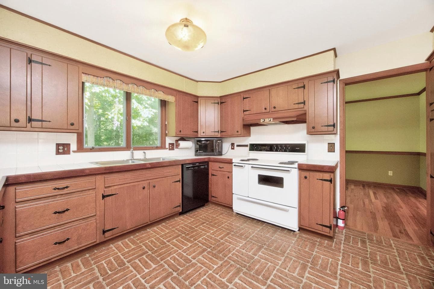 1131 W Kings Highway photo 19