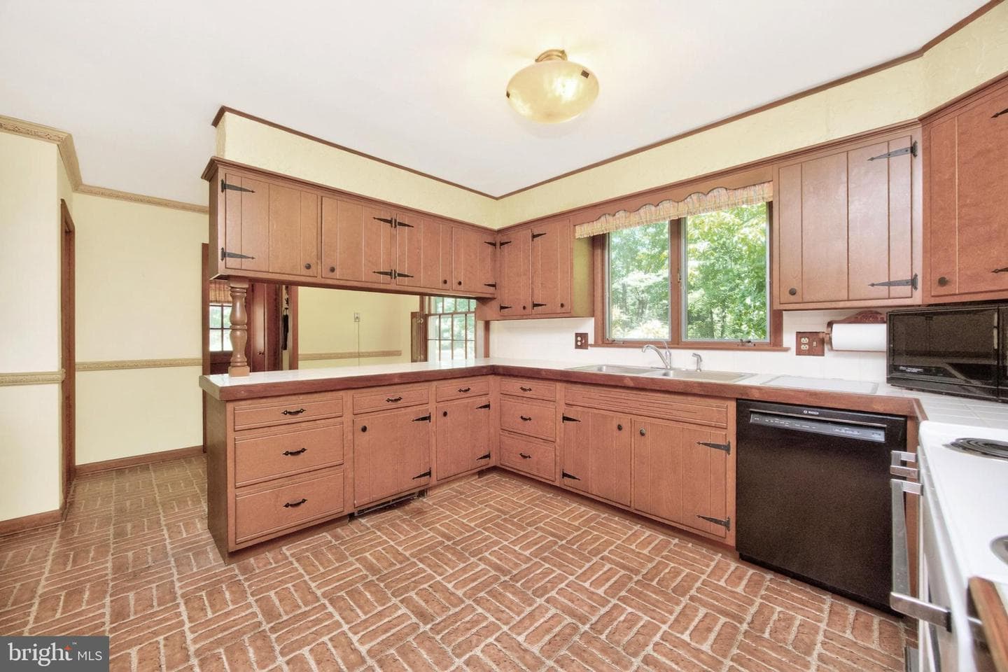 1131 W Kings Highway photo 20