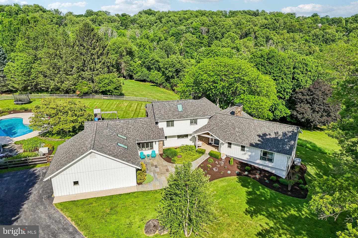 989 Delchester Road photo 3