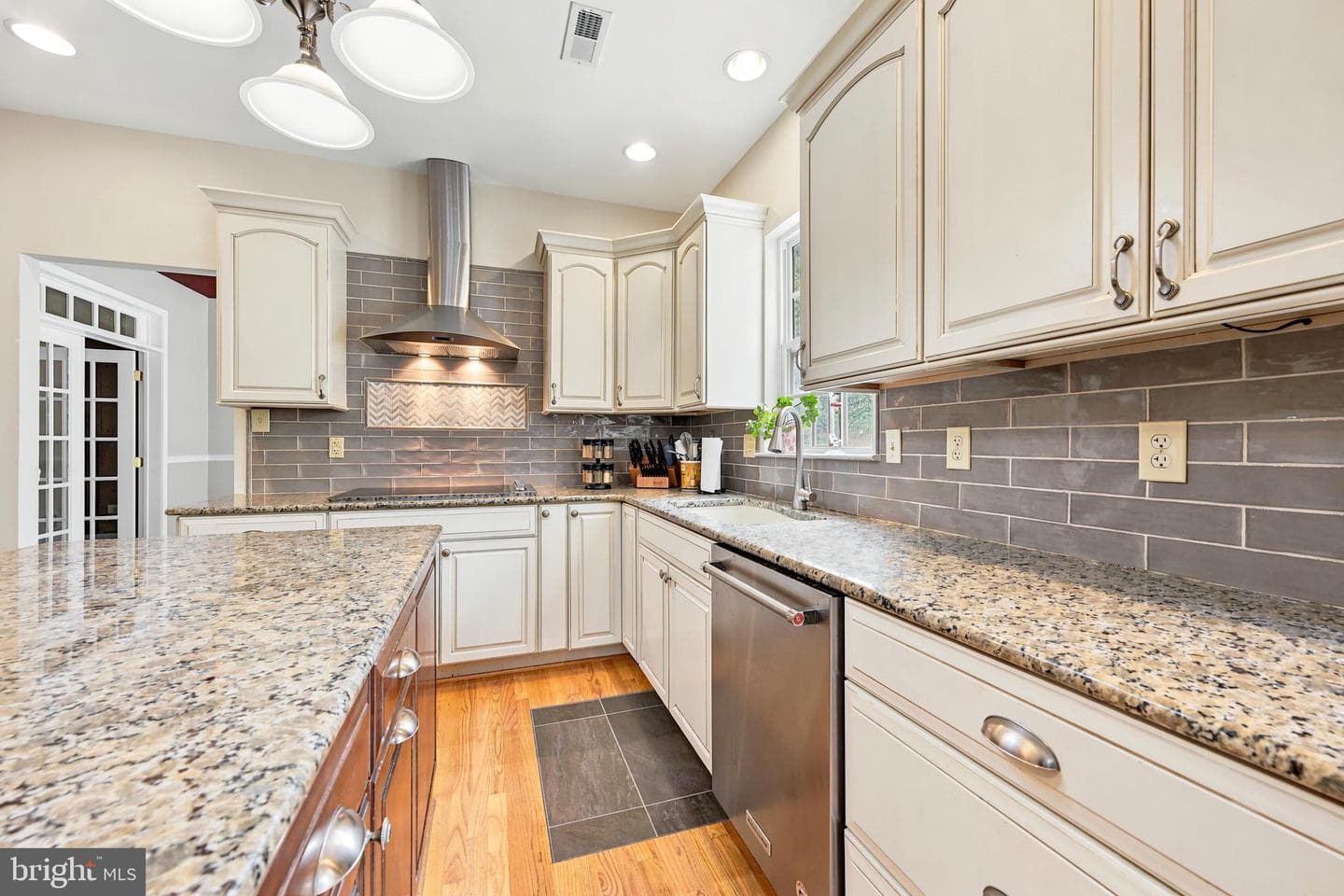 736 Meadowbrook Drive photo 7