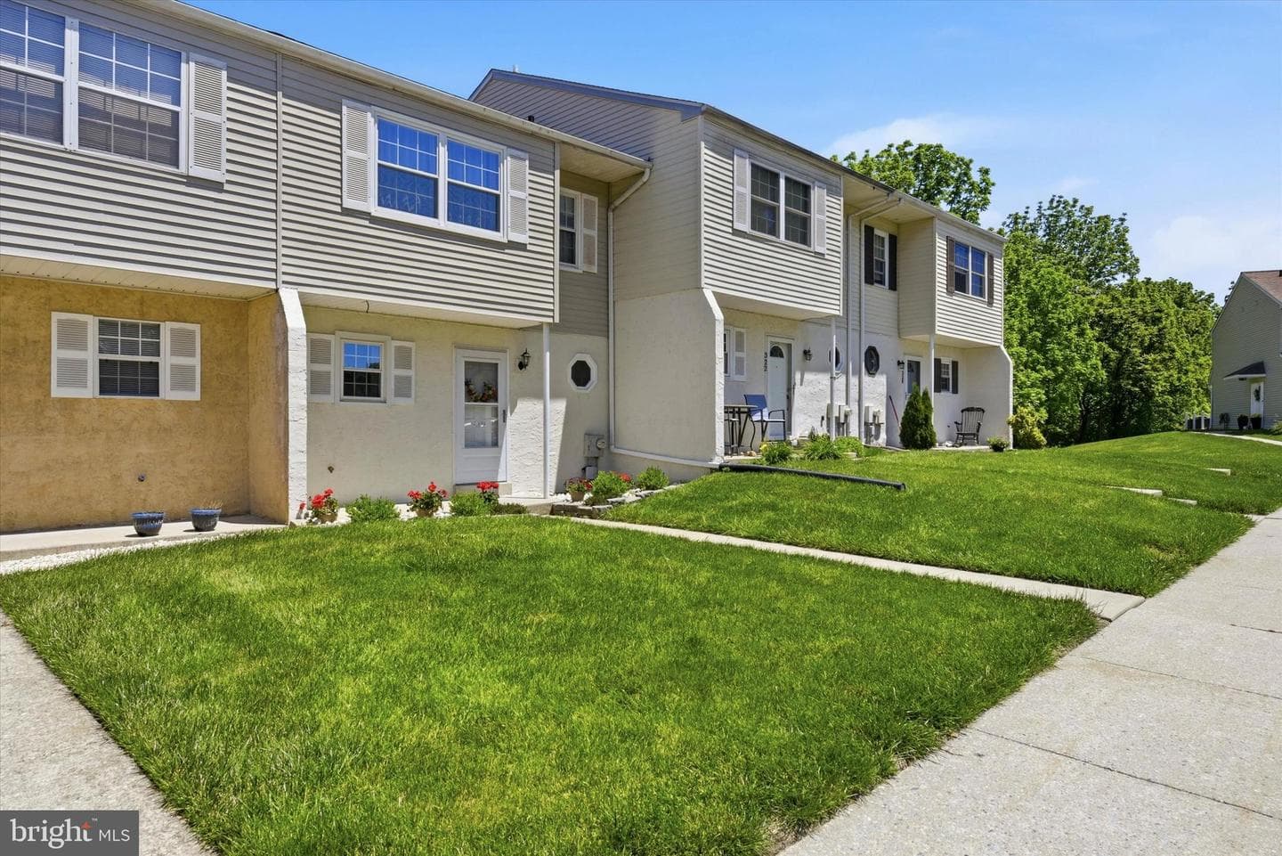 324 Carlyn Court photo 2
