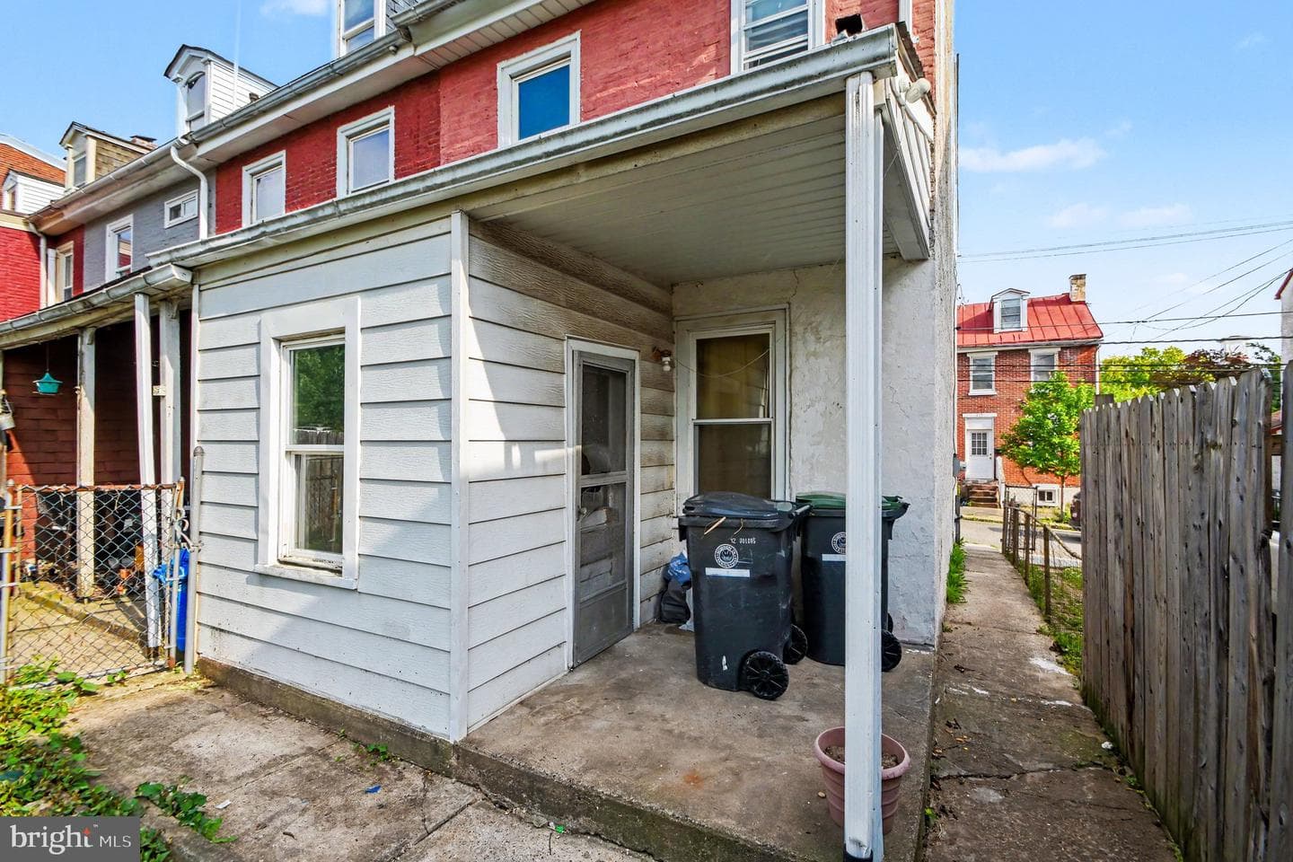 239 Hall Street photo 20